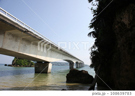 南詰展望所ビーチからの古宇利大橋風景 108639783