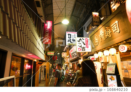 【大阪府】10月・夜の天王寺駅前 108640210