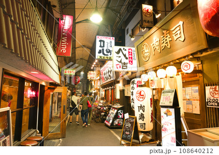 【大阪府】10月・夜の天王寺駅前 108640212