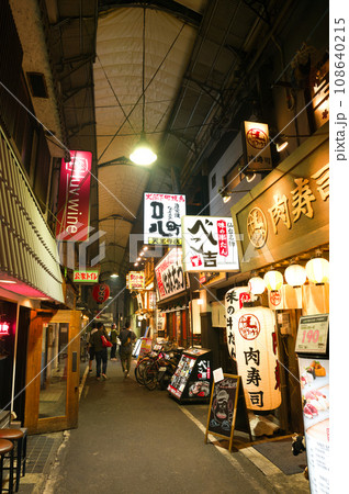 【大阪府】10月・夜の天王寺駅前 108640215