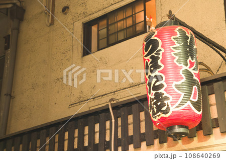 【大阪府】10月・夜の天王寺駅前 108640269