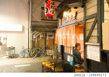 【大阪府】10月・夜の天王寺駅前 【大阪府】10月・夜の天王寺駅前 108640271