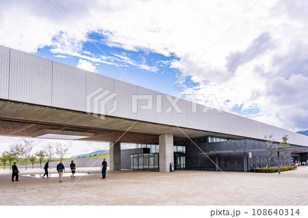 大屋根のファサード　水盤とトップライト　東日本大震災津波伝承館いわてTSUNAMIメモリアル 108640314