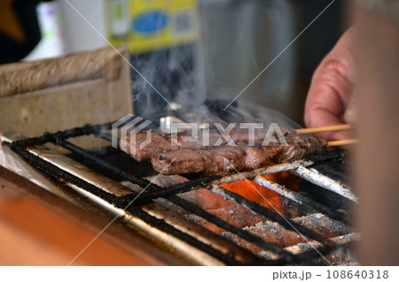 飛騨牛の牛串焼き 108640318