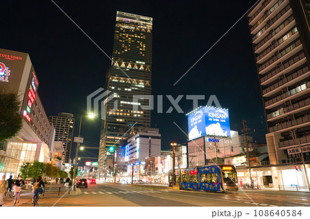 【大阪府】10月・天王寺駅前の都市風景《夜景》 108640584