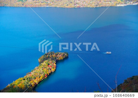 半月山展望台より望む中禅寺湖畔・八丁出島の紅葉の風景 半月山展望台より望む中禅寺湖畔・八丁出島の紅葉の風景 108640669