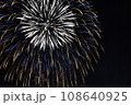 夜空に咲いた大きな花火 108640925