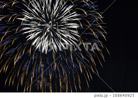 夜空に咲いた大きな花火 夜空に咲いた大きな花火 108640925
