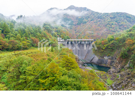 岐阜県白川村 富山県南砺市 県境の成出ダム 岐阜県白川村 富山県南砺市 県境の成出ダム 108641144