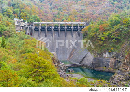 岐阜県白川村　富山県南砺市　県境の成出ダム 108641147