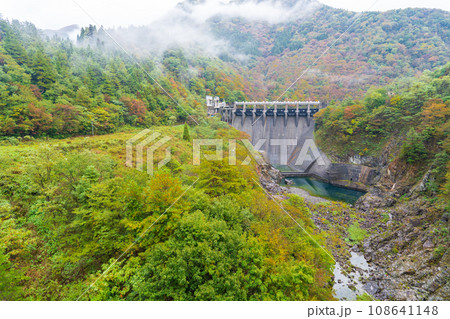 岐阜県白川村　富山県南砺市　県境の成出ダム 108641148