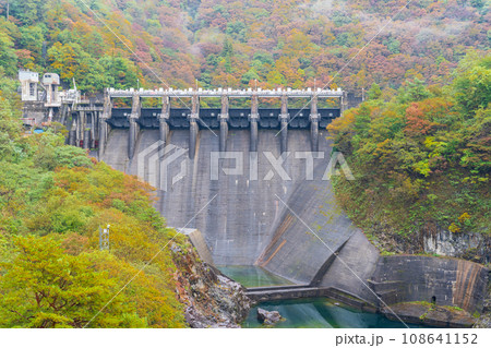 岐阜県白川村 富山県南砺市 県境の成出ダム 岐阜県白川村 富山県南砺市 県境の成出ダム 108641152