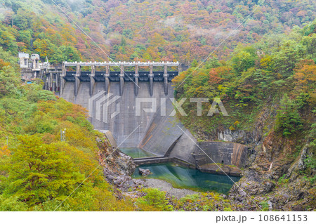 岐阜県白川村 富山県南砺市 県境の成出ダム 岐阜県白川村 富山県南砺市 県境の成出ダム 108641153