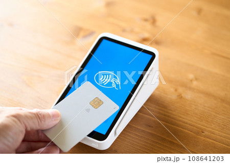クレジットカードでキャッシュレス決済をする クレジットカードでキャッシュレス決済をする 108641203