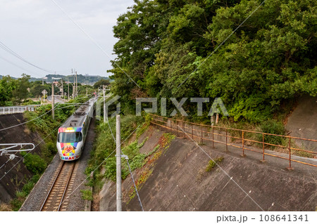 【予讃線】掘割区間を疾走する特急列車 【予讃線】掘割区間を疾走する特急列車 108641341