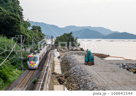 【予讃線】工事中の海岸線を走行する特急列車 【予讃線】工事中の海岸線を走行する特急列車 108641344