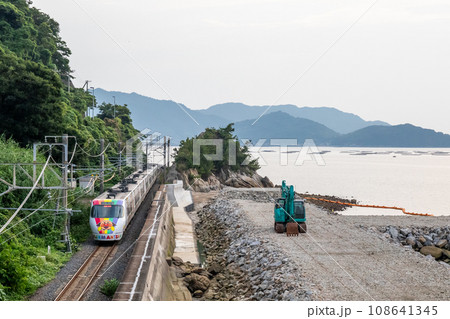 【予讃線】工事中の海岸線を走行する特急列車 【予讃線】工事中の海岸線を走行する特急列車 108641345