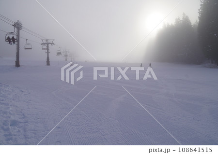 野沢温泉スキー場ゲレンデを滑るスキーヤー 108641515