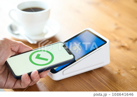 スマートフォンで支払いをする スマートフォンで支払いをする 108641646