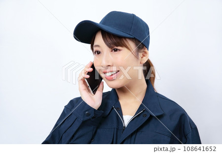 作業着を着て電話する女性イメージ 作業着を着て電話する女性イメージ 108641652