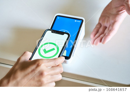 スマートフォンで支払いをする スマートフォンで支払いをする 108641657