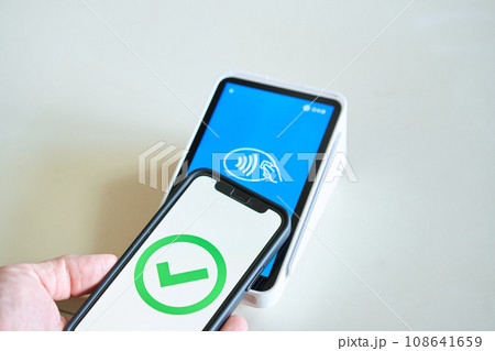 スマートフォンで支払いをする スマートフォンで支払いをする 108641659