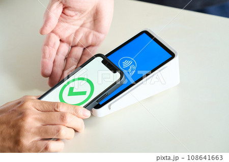 スマートフォンで支払いをする スマートフォンで支払いをする 108641663