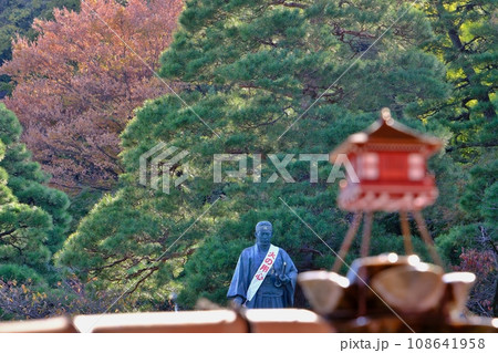 高幡不動の手水舎と土方歳三 108641958