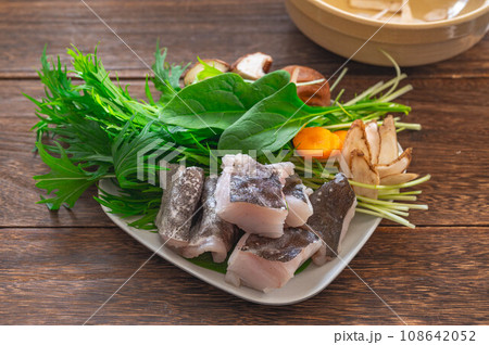 シンプルなタラの鍋の具材 108642052