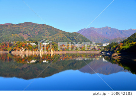 赤谷湖／猿ヶ京温泉方面を望む(群馬県みなかみ町)【2023.11】 108642182