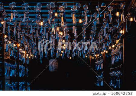 大阪府三島郡島本町の水無瀬神宮の風鈴を撮影したもの 108642252