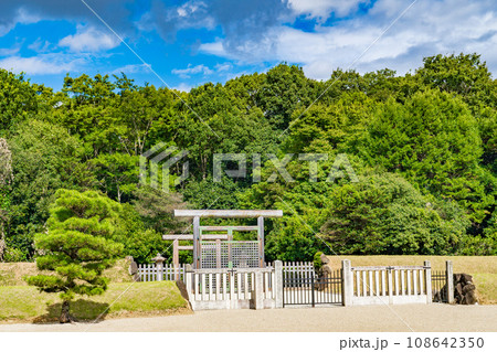 奈良県橿原市　初代神武天皇 　畝傍山東北陵 108642350