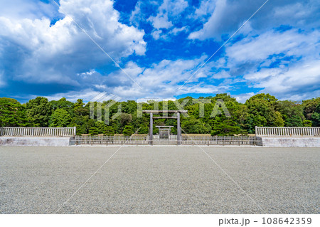 奈良県橿原市　初代神武天皇 　畝傍山東北陵 108642359
