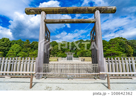 奈良県橿原市　初代神武天皇 　畝傍山東北陵 108642362