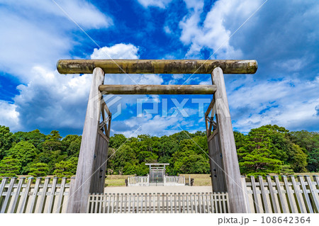 奈良県橿原市　初代神武天皇 　畝傍山東北陵 108642364