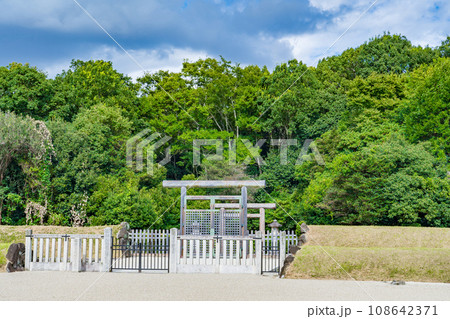 奈良県橿原市　初代神武天皇 　畝傍山東北陵 108642371