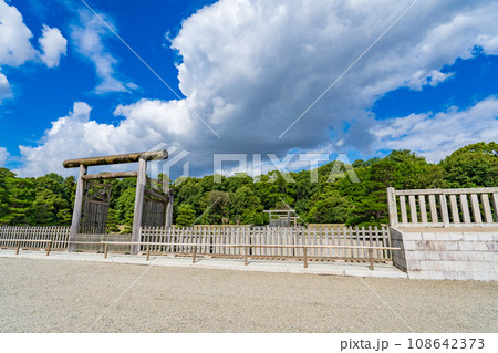奈良県橿原市　初代神武天皇 　畝傍山東北陵 108642373