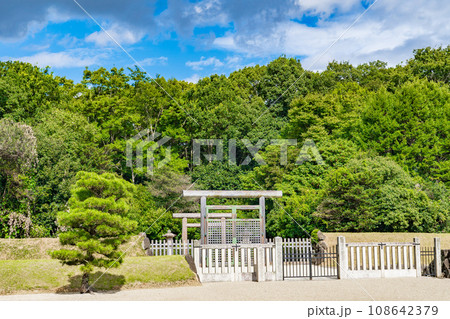 奈良県橿原市　初代神武天皇 　畝傍山東北陵 108642379