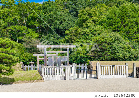 奈良県橿原市　初代神武天皇 　畝傍山東北陵 108642380