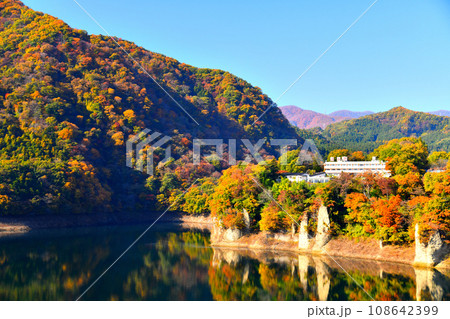 赤谷湖／猿ヶ京温泉周辺を望む(群馬県みなかみ町)【2023.11】 108642399