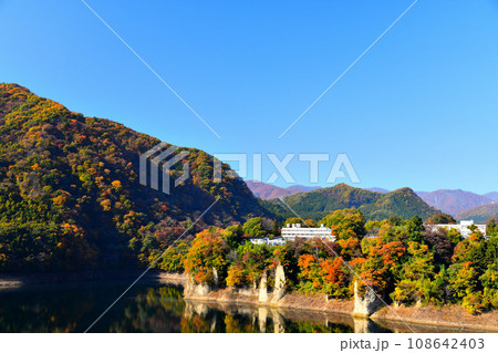 赤谷湖／猿ヶ京温泉周辺を望む(群馬県みなかみ町)【2023.11】 108642403