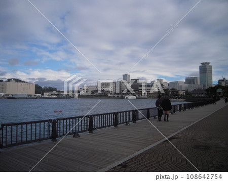 風景写真　ヴェルニー公園　海辺の遊歩道  108642754
