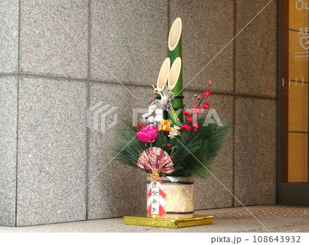 オフィスの入口に置かれた門松 108643932