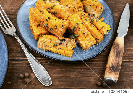 Corn cobs grilled or baked. 108644062