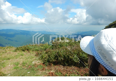 伊吹山山頂からの景色を見る女の子 伊吹山山頂からの景色を見る女の子 108644151