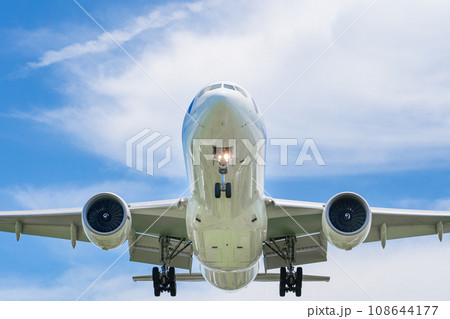 青空の中着陸する旅客機 ② 青空の中着陸する旅客機 ② 108644177