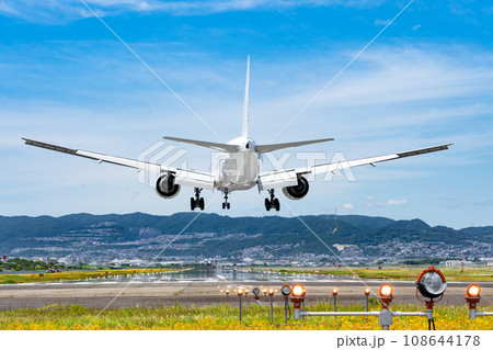 伊丹空港に着陸する旅客機 108644178