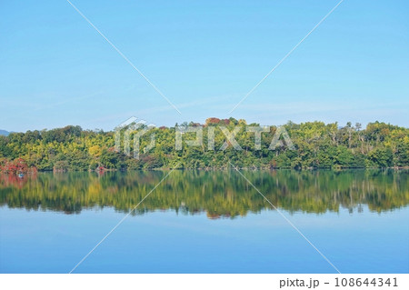 短い秋の始まりの一碧湖 108644341