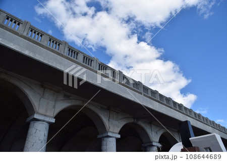 港北防波堤ドームと青空(横構図) 港北防波堤ドームと青空(横構図) 108644689