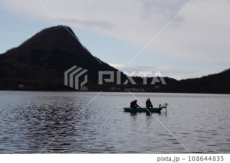 榛名湖のある、昭和天皇皇后両陛下の御成婚を記念し、御料地の払い下げを受けて設置された県立公園です。 108644835